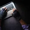 S-a trezit dator peste noapte: un escroc i-a furat identitatea cu date de pe internet și a făcut credite pe numele lui