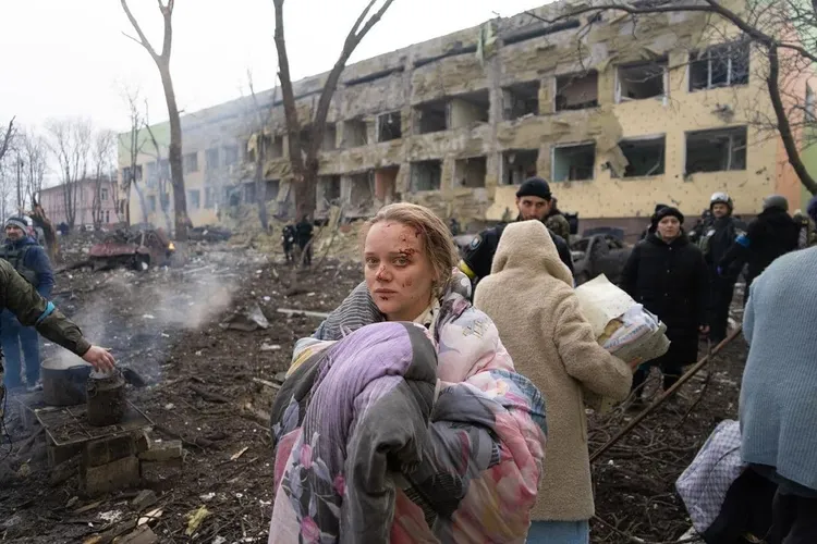 FOTO Imagini dramatice de la bombardarea, de către ruși, a maternității din Mariupol. Liderii europeni o consideră o crimă de război