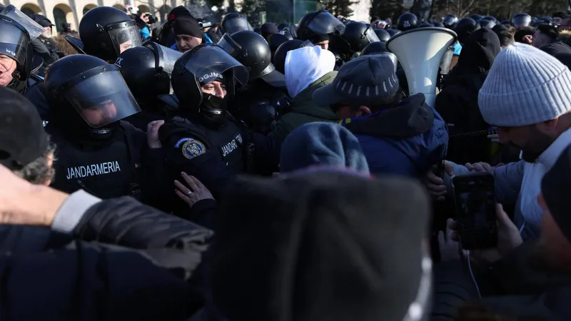 Violențe la protestul pro-Georgescu, jandarmeria reacționează (sursa: Inquam Photos/George Călin)