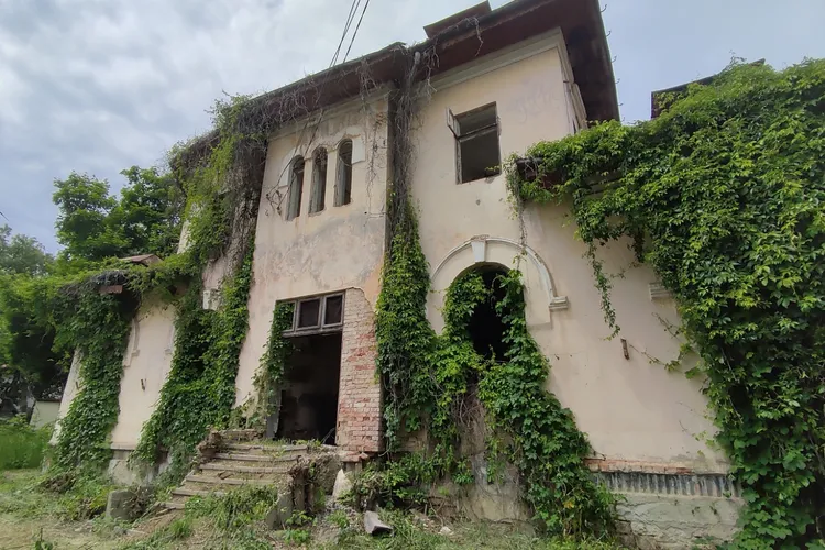 Fosta școală din Copou, în ruină (sursa: ziaruldeiasi.ro)