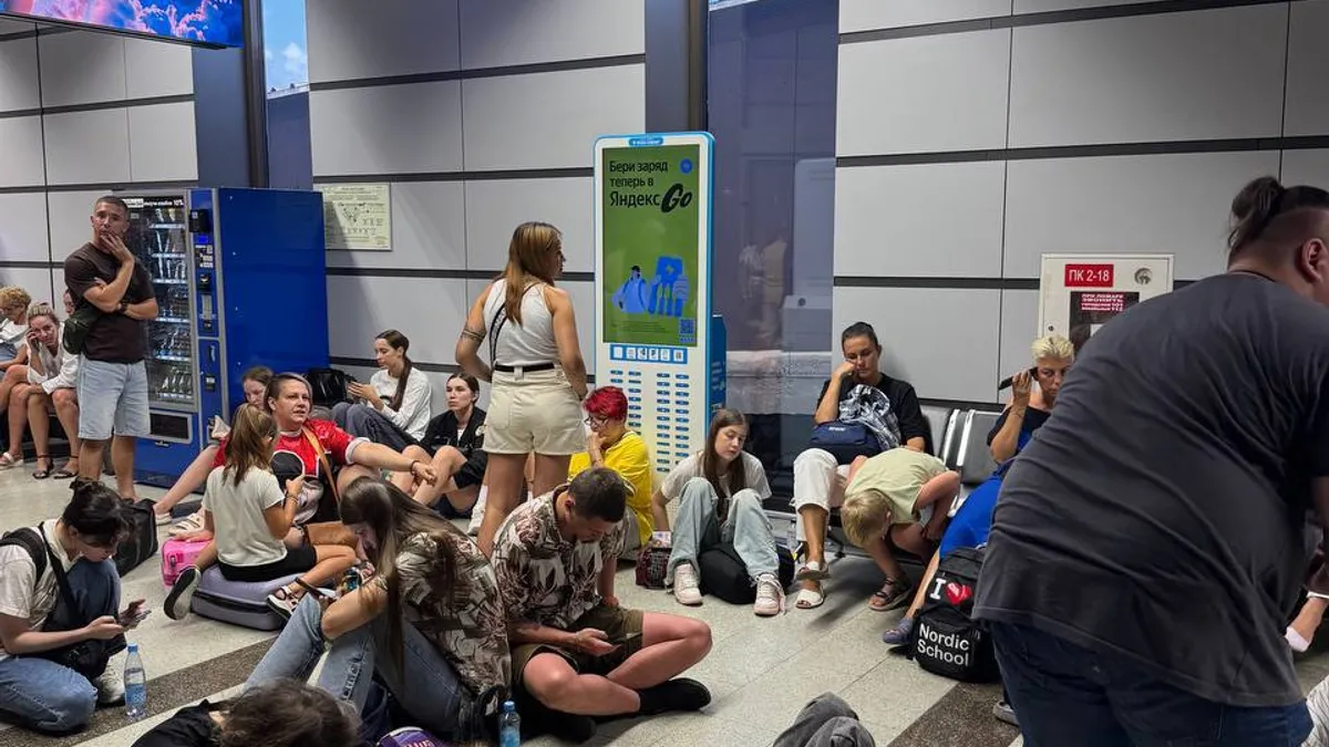 Pasagerii ruși blocați pe aeroportul Soci de atacurile ucrainene au rămas și fără mâncare Foto: X/Twitter