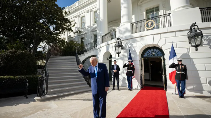 Trump ameninţă UE că va taxa cu 200% băuturile alcoolice  Foto: The White House