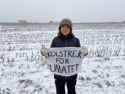 Greta Thunberg a fost reţinută de poliţie Foto: Twitter