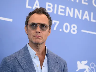 Jude Law, interpretându-l pe Vladimir Putin (sursa: Facebook/La Biennale di Venezia)