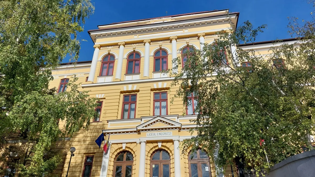 Locuință în suburbii, școală în oraș (sursa: Facebook/Colegiul Național "Costache Negruzzi" Iași)