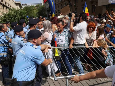 Cetățeni se încaieră cu autorități care încearcă să le protejeze viața Foto: Inquam/ Sabin Cirstoveanu