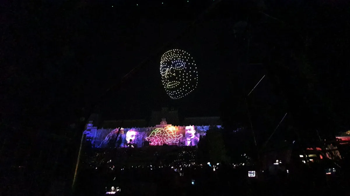 Spectacolele nocturne cu drone cuceresc România (sursa: ziaruldeiasi.ro)