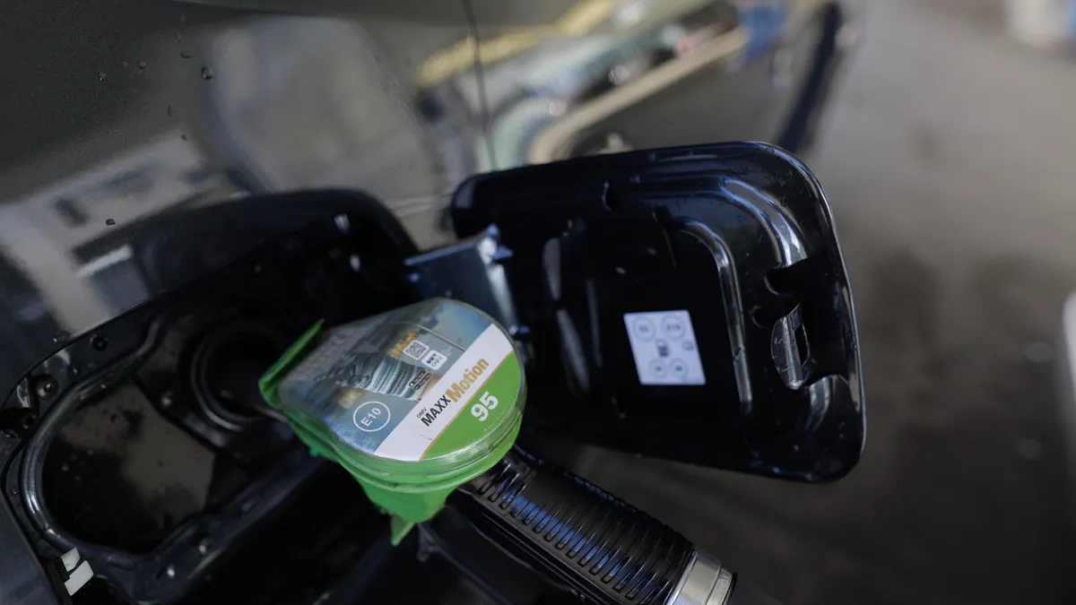 Pompă de benzină 95 într-o stație OMV din București