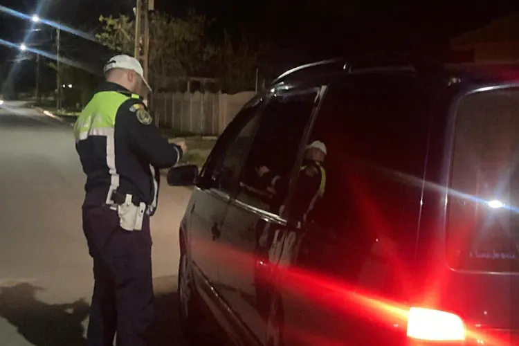 Beat la volanul unei mașini oprite (sursa: Facebook/Poliția Română)