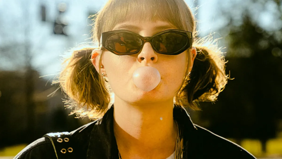 Guma de mestecat este, în mare măsură, plastic (sursa: Pexels/Sherman Trotz)