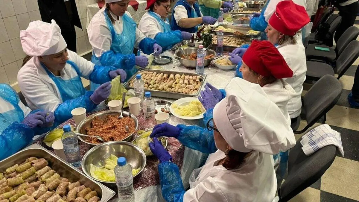 Sarmale tradiționale pentru pelerini la Iași (sursa: ziaruldeiasi.ro)