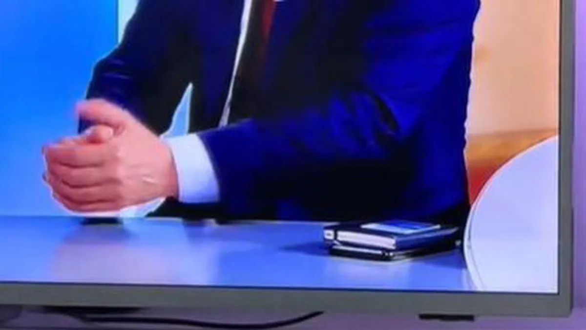 Nicușor Dan, cu abonamentul de metrou pe birou Foto: captură video