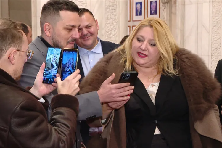 Cum au făcut circ Șoșoacă și Makaveli în Parlament Foto: captură video