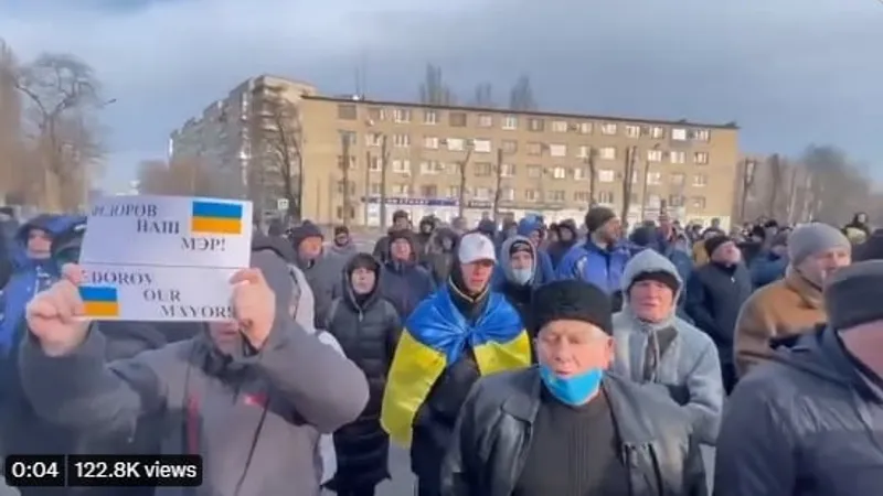 Rușii au răpit primarul din Melitopol. Ucrainenii au ieșit la protest. Sursa imagine: Captură video Twitter NEXTA 