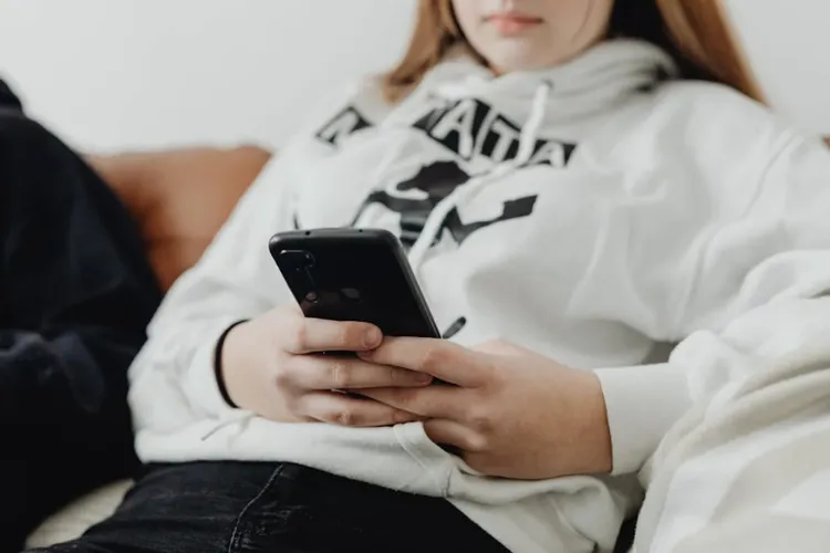 Lăsată fără telefon, adolescenta s-a sinucis (sursa: Pexels/Kaboompics)