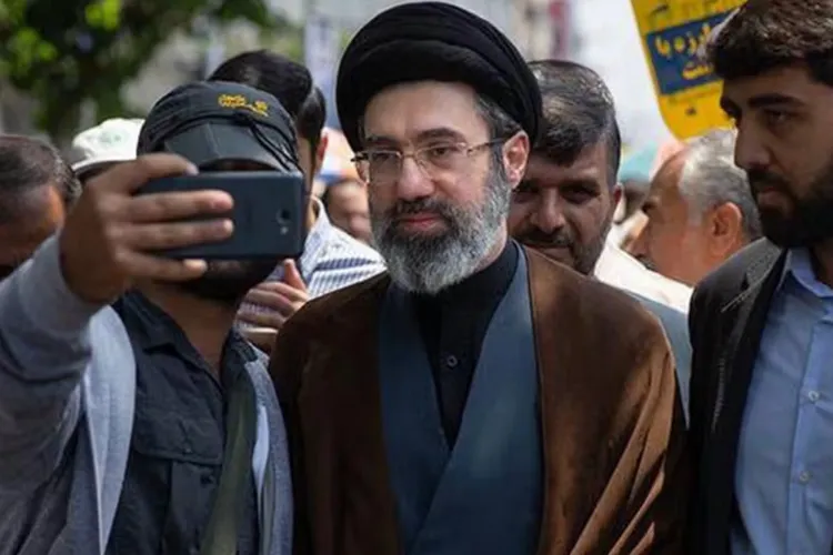 Liderul Iranului, Mojtaba Khamenei, ar fi homosexual (sursa: iranitl.com)