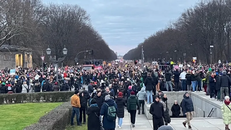 Berlinezii protestează contra coaliției cu AfD (sursa: X/Zentrum für Politische Schönheit)