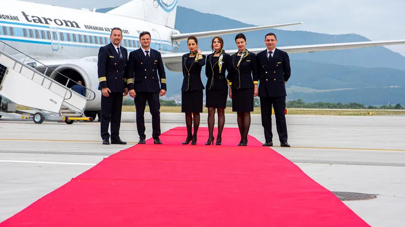 Piloții și stewardesele TAROM, fără uniforme (sursa: Facebook/TAROM)