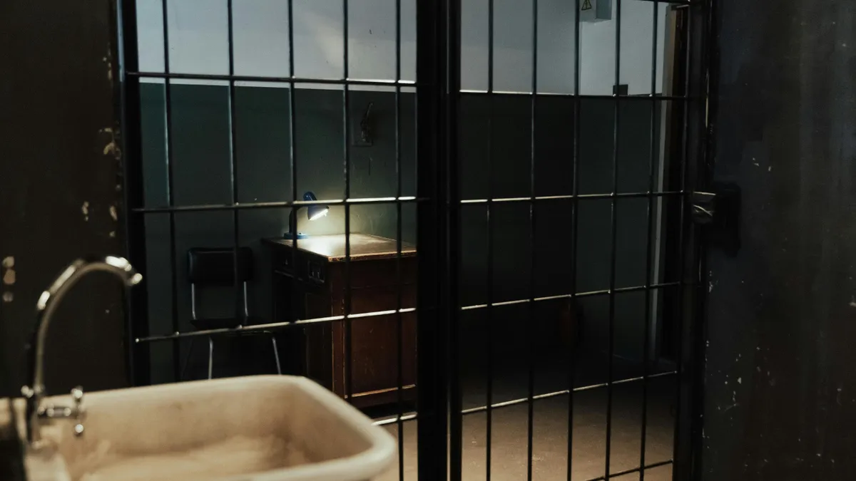 Infracțiuni juvenile și răspundere penală în UE (sursa: Pexels/Ron Lach)