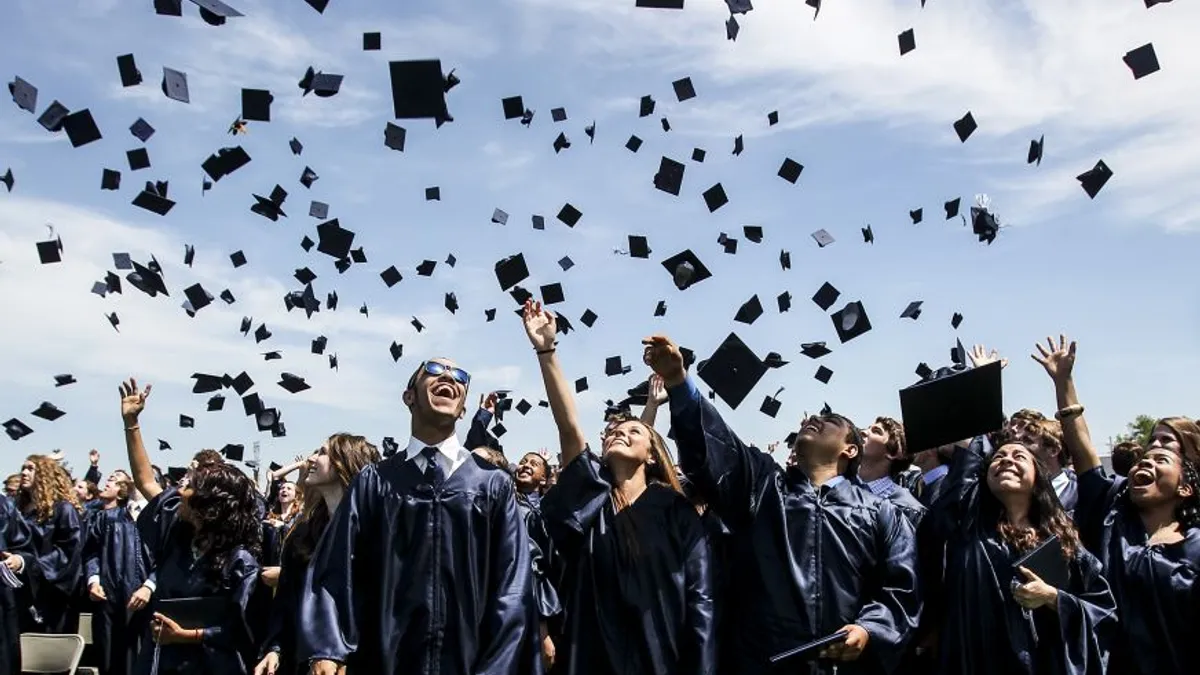 Șefi de promoție, studii în România (sursa: ziaruldeiasi.ro)