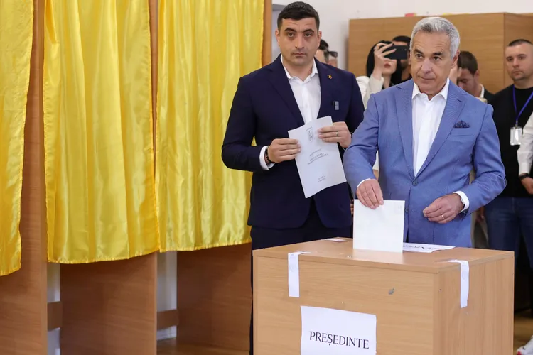 Simion, la vot cu Călin Georgescu (sursa: Inquam Photos/Octav Ganea)