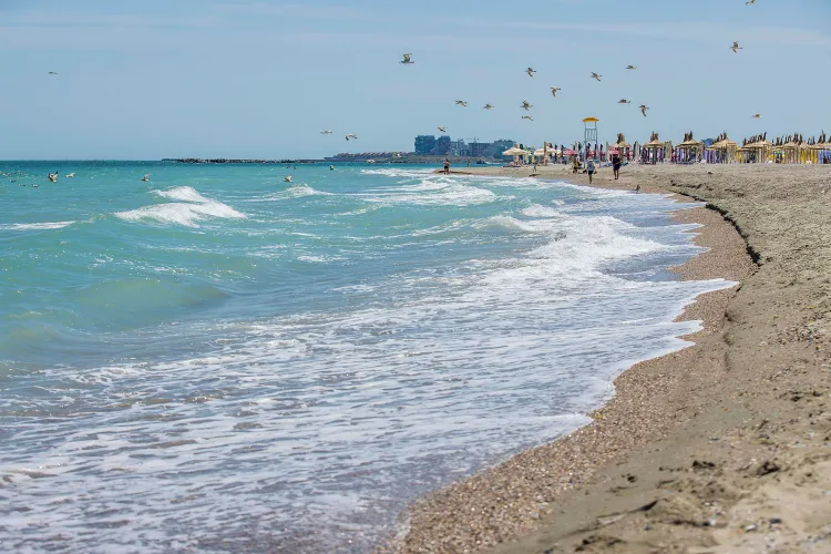 Plajele lărgite favorizează înecurile și infecțiile (sursa: Inquam Photos/Costin Dincă)