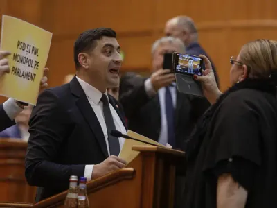 Șoșoacă i-a scris lui Simion și-i propune să preia împreună guvernarea. În decembrie 2023, Simion îi spunea lui Șoșoacă: „Te agresez sexual, scroafo”
