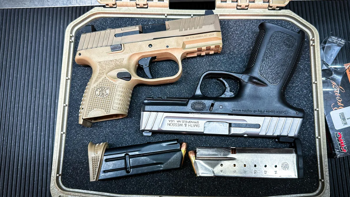 Poliția londoneză uită arme pe stradă (sursa: Pexels/Terrance Barksdale)