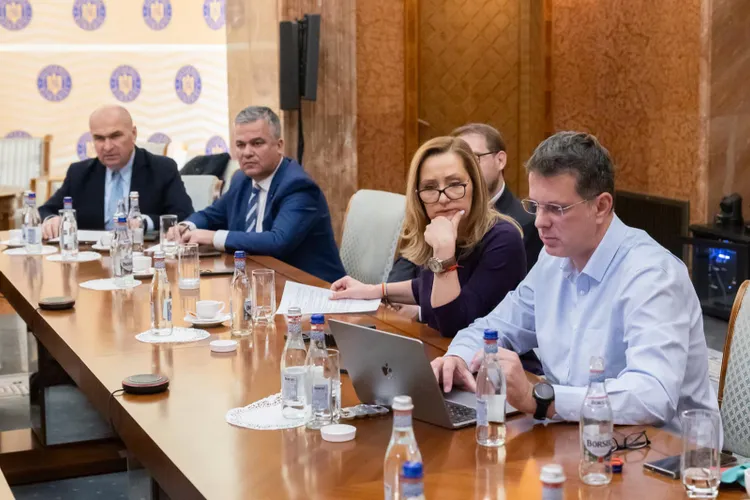 „Riscăm să nu putem plăti cheltuielile de funcționare ale statului”, spune Elena Lasconi Foto: Facebook