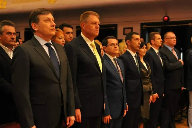 Lideri PNL strâng semnături pentru Crin Antonescu Foto: Facebook