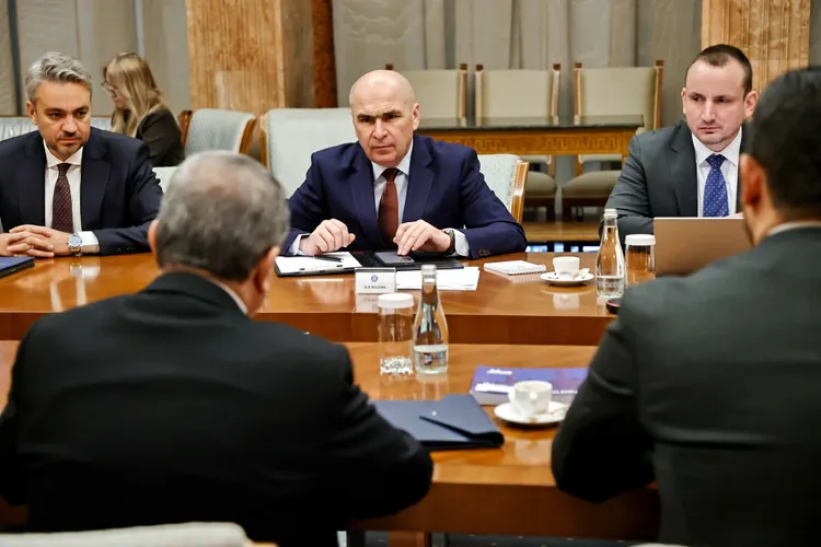 Bolojan le-a arătat primarilor, cu date, că fie eficientizează primăriile, fie urmează desființarea Foto: Facebook Guvernul României