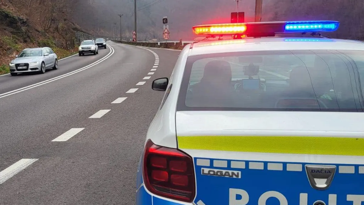 Mașină de poliție pe un drum cu limita de viteză