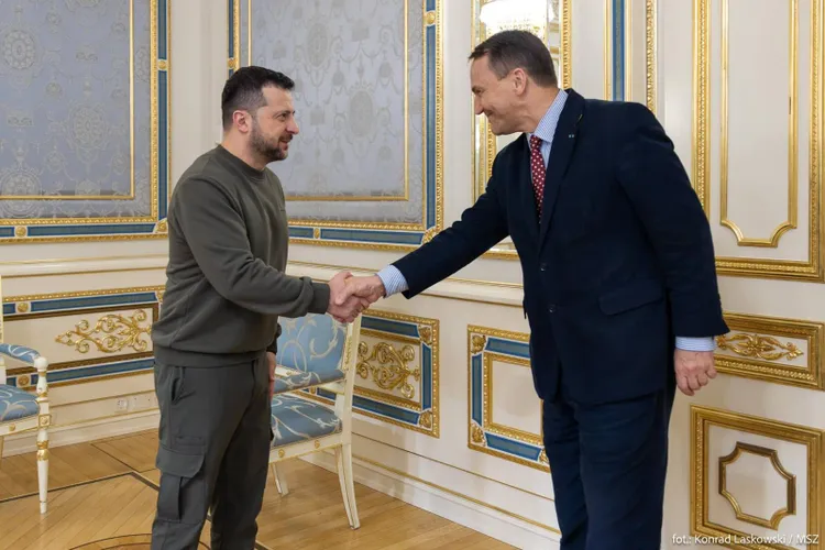 Polonia: sistarea alocațiilor pentru bărbații ucraineni (sursa: Facebook/Radosław Sikorski)