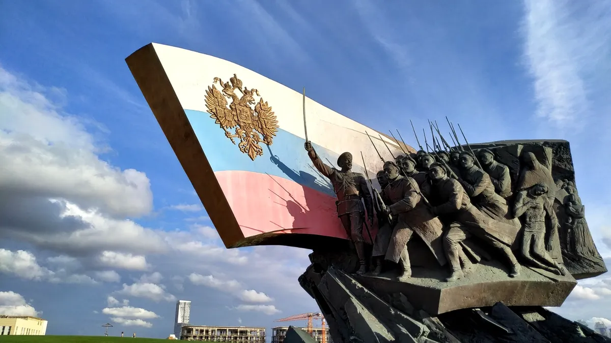 monument rusesc care înfățișează soldați cu steag