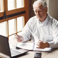 Pensiile de peste 3.000 de lei, diminuate în 2026: cât se reține și cum se calculează suma netă