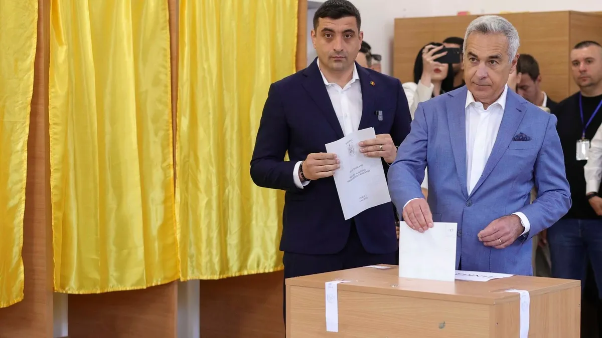 Georgescu îl ia părintește, de sus, pe Simion Foto: Inquam/Octav Ganea