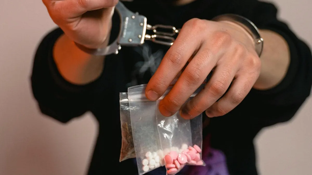 Tineri, recrutați în traficul de droguri (sursa: Pexels/MART PRODUCTION)