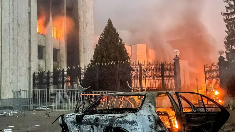 Kazahstan, pro-Ucraina, se leapădă de Putin. În imagine, efecte ale protestelor din ianuarie (sursa: wsj.com)