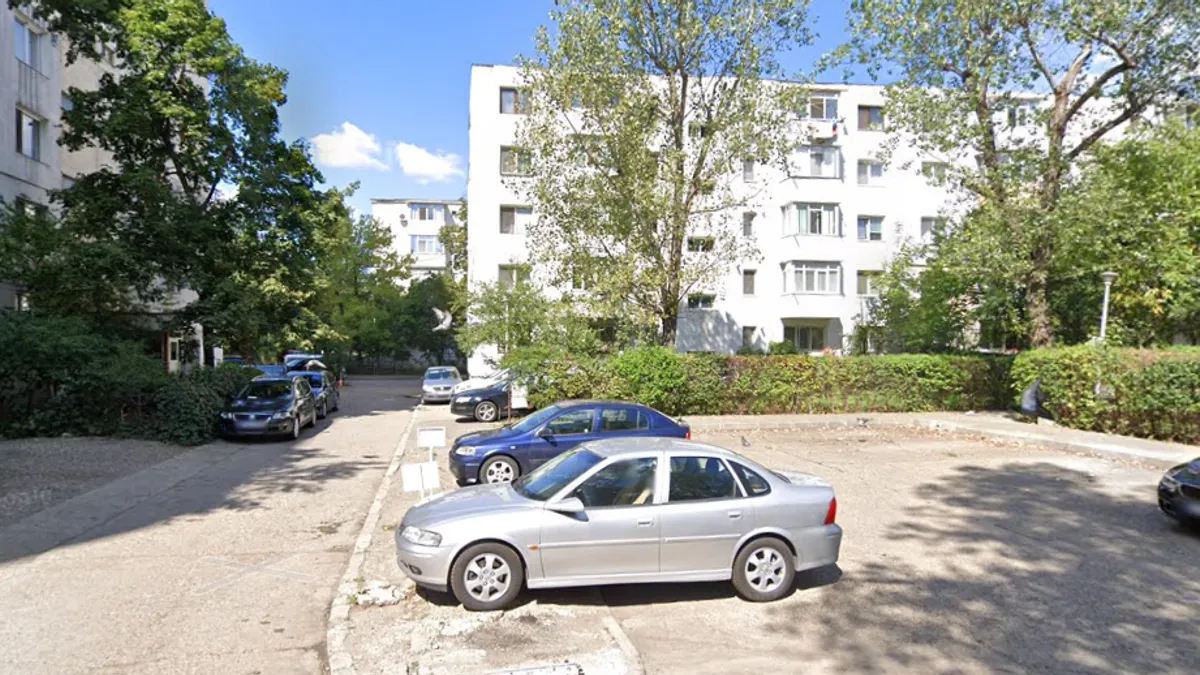 masini parcate între blocuri de locuit