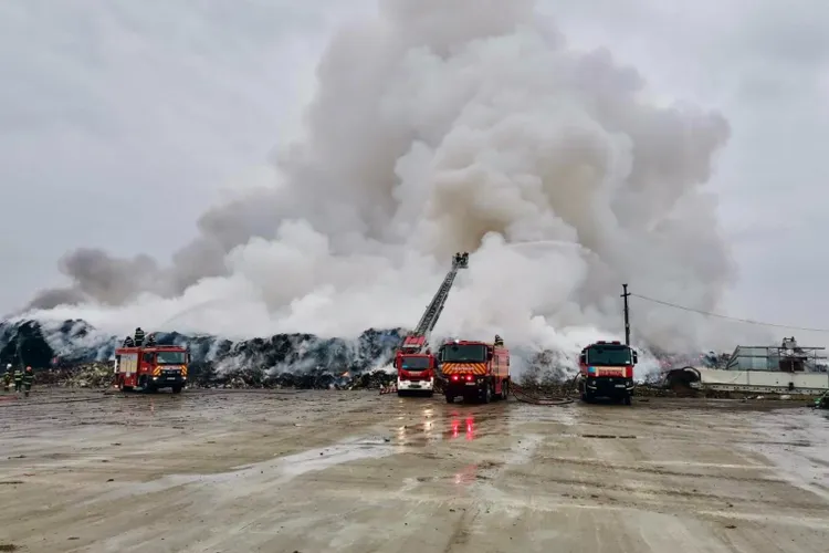Incendiul stins după patru zile de intervenții (sursa: Facebook/ISU Prahova)