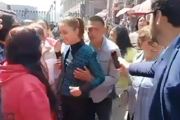 Președinta Mexicului, hărțuită sexual pe stradă (sursa: Facebook/Punto y Aparte Oaxaca)