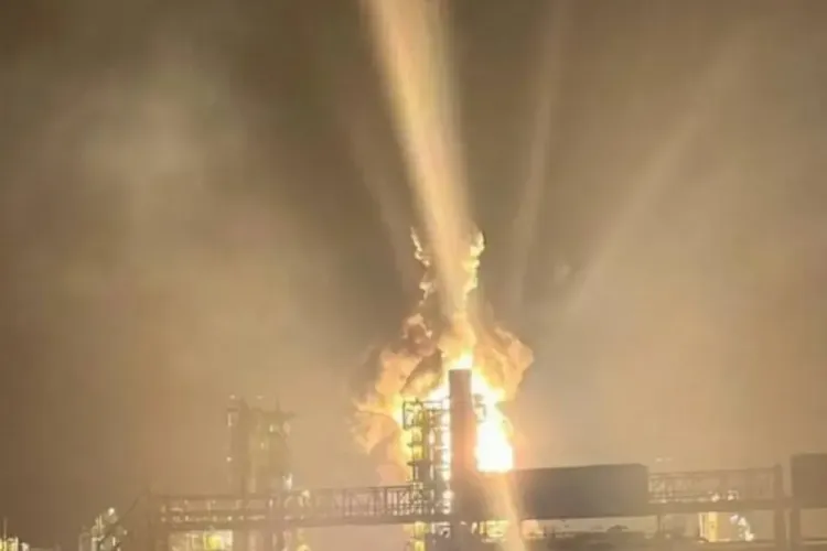 Nouă rafinărie rusă incendiată de ucraineni (sursa: kyivindependent.com)