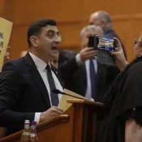 Șoșoacă i-a scris lui Simion și-i propune să preia împreună guvernarea. În decembrie 2023, Simion îi spunea lui Șoșoacă: „Te agresez sexual, scroafo!”
