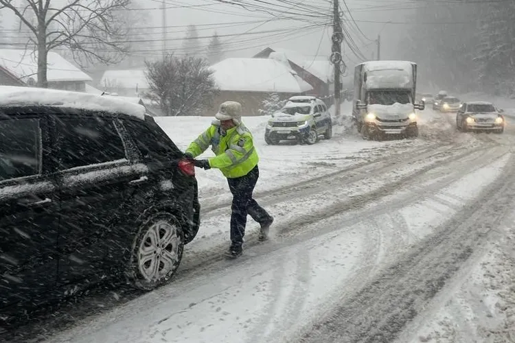 Ninsoare și lapoviță până luni seara (sursa: Facebook/Poliția Română)