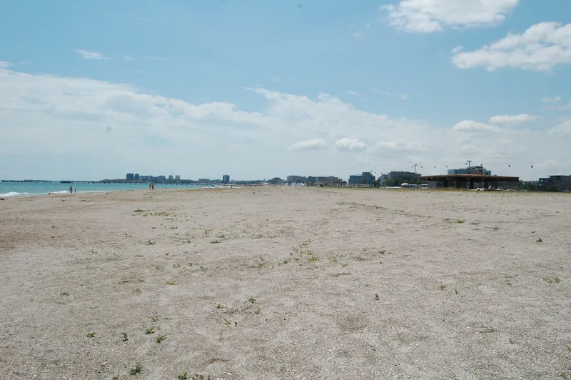 Plajă uriașă și pustie la Mamaia