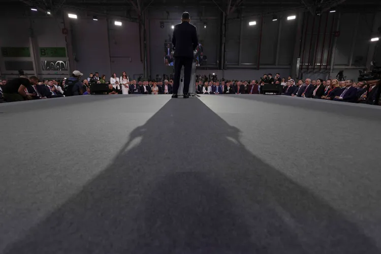 Tăcere stupefiată în PSD după ce partidul a aflat, de pe Facebook, că Ciolacu îl vrea în opoziție. În 2015, Ponta a demisionat tot pe Facebook de la șefia PSD