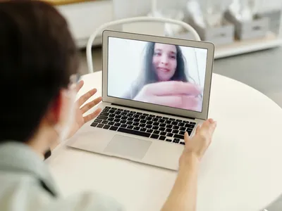 Fosta iubită, șantajată pentru videochat (sursa: Pexels/Edward Jenner)