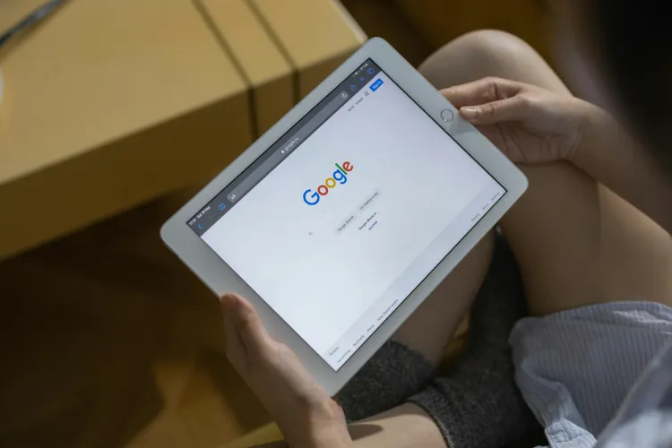 Proces pentru recenzie negativă pe Google (sursa: Pexels/cottonbro studio)