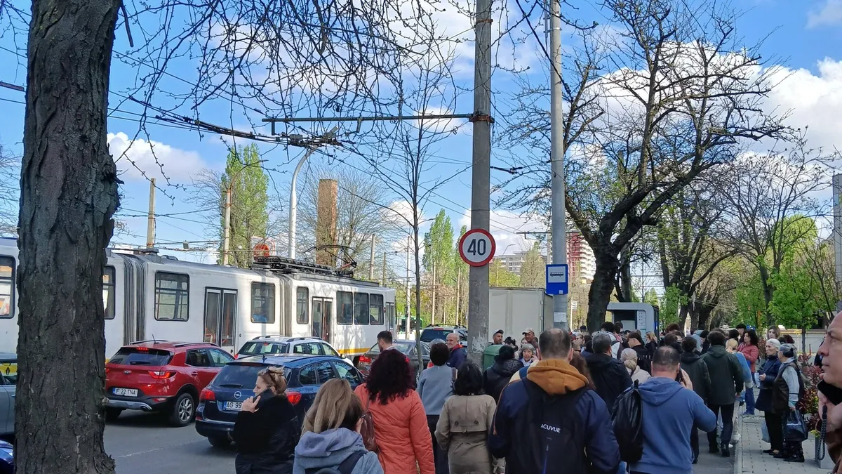 O bucată de tavan s-a prăbușit într-un tunel de metrou, circulația spre Bucureștii Noi, blocată Foto: Facebook