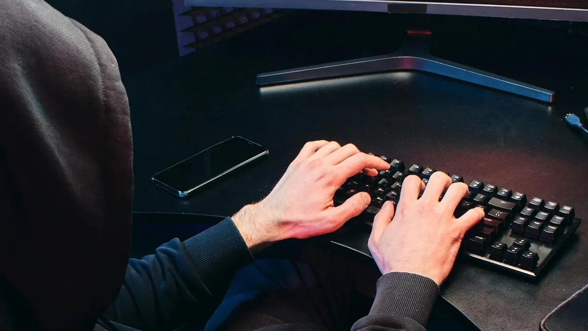 Elev arestat preventiv pentru amenințări teroriste (sursa: Pexels/Mikhail Nilov)